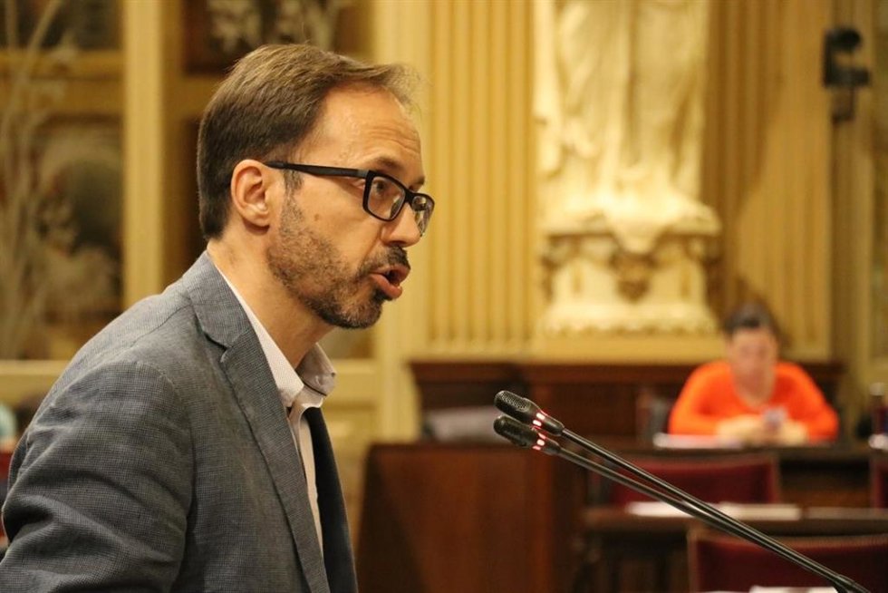 Archivo - El portavoz de Més per Menorca, Josep Castells, durante una intervención en el Parlament.