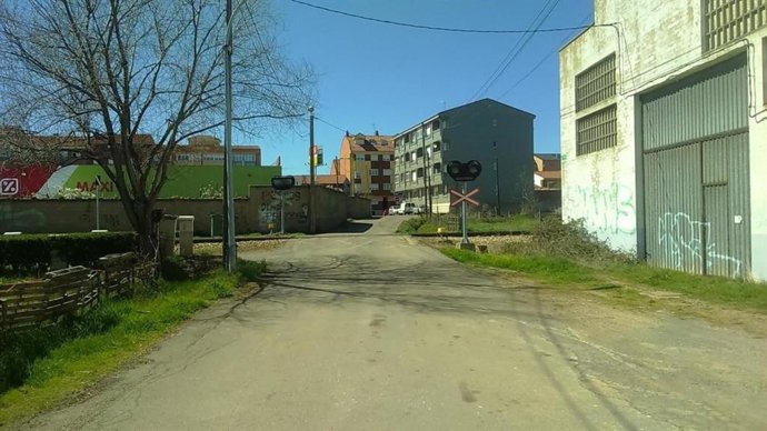 Adif suprimirá cuatro pasos a nivel en Villaquilambre, en la línea de ancho métrico León-Matallana .