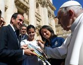 Foto: El Papa Francisco firma la 'Pala de la solidaridad' para ayudar a 500 famílias pobres
