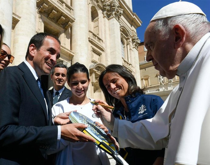 El Papa Francisco con la pala solidaria de pádel de la FIP