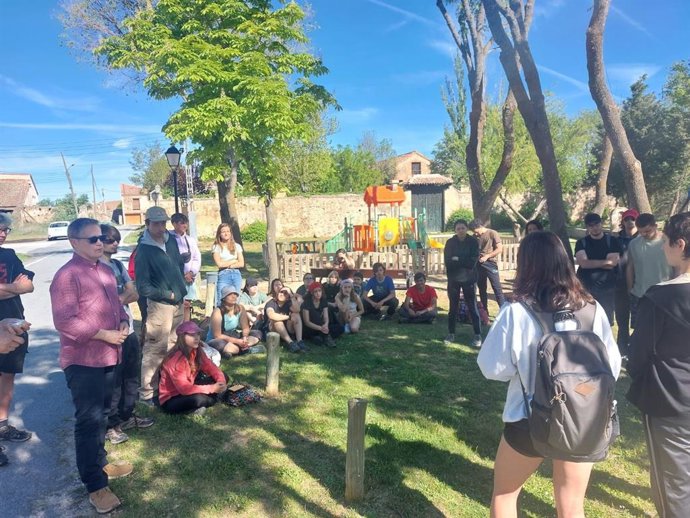 El alcalde de Torrecaballeros, Rubén García, recibe a los alumnos de Biología.