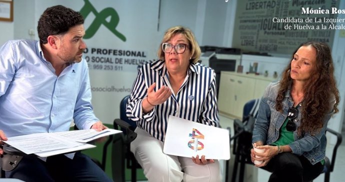 La candidata de La Izquierda de Huelva (Izquierda Unida, Podemos, Iniciativa del Pueblo Andaluz), Mónica Rossi (centro).