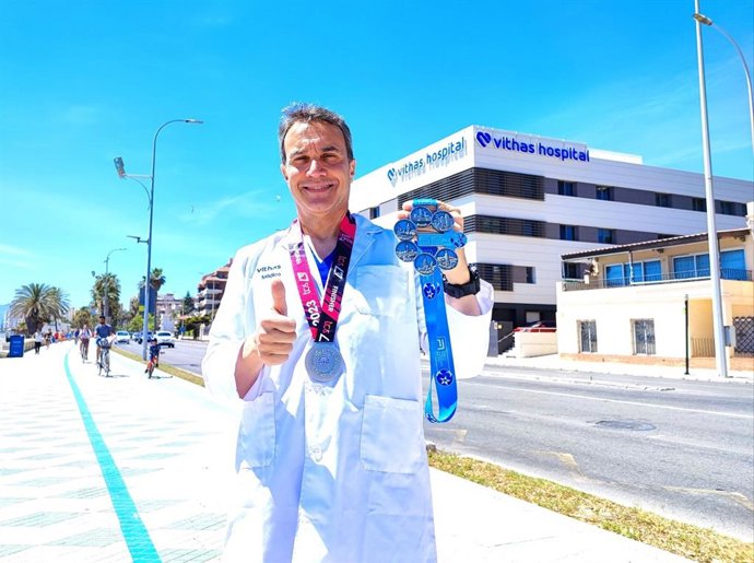 El doctor Santiago Mera con la medalla de los Abbott World Marathon Majors