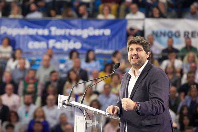 El presidente del PP de la Región de Murcia y de la Comunidad, Fernando López Miras, interviene durante un acto de precampaña del PP, a 22 de abril de 2023, en Murcia, Región de Murcia (España). Durante el evento, se han presentado a los candidatos de l