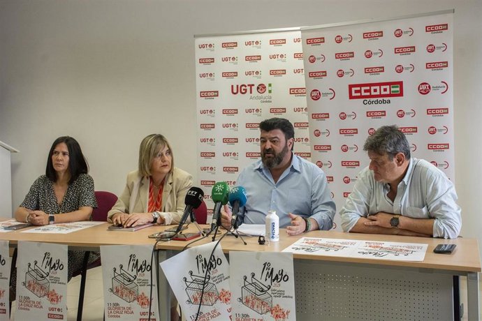 Vicente Palomares interviene junto a Marina Borrego.
