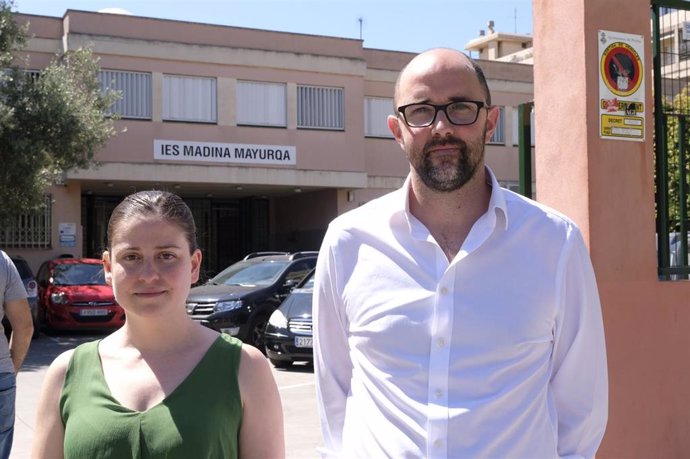 La coordinadora del programa electoral de Podemos y actual vicepresidenta insular de Sostenibilidad y Medio Ambiente, Aurora Ribot, y el director general de Energía y Cambio Climático del Govern, Pep Malagrava.