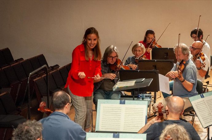 Isabel Rubio dirige a la OCG en un ensayo