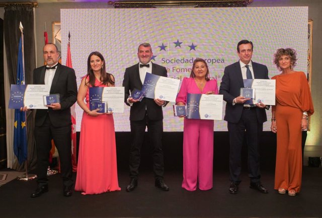 Los premiados junto a la presentadora.
