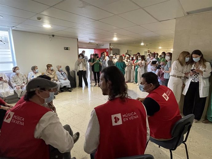 Pacientes del Hospital Reina Sofía disfrutan de un concierto flamenco de 'Música en Vena'.
