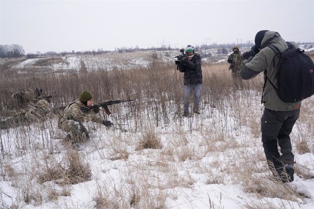 Archivo - Periodistas filmando a soldados ucranianos