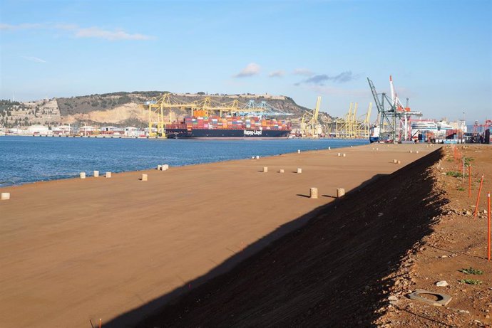 La tercera fase de ampliación del Moll Adossat del Puerto de Barcelona durante el proceso de construcción