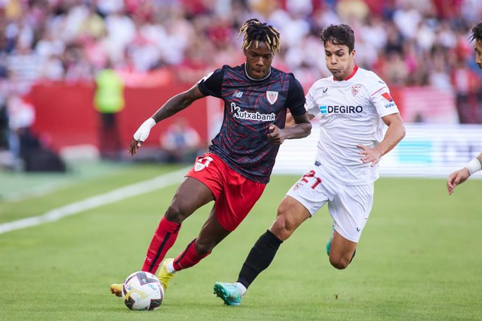 Archivo - Nico Williams of Athletic Club and Oliver Torres of Sevilla FC in action during the spanish league, La Liga Santander, football match played between Sevilla FC and Athletic Club at Ramon Sanchez Pizjuan stadium on October 8, 2022, in Sevilla, 