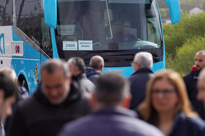 Varias persoas durante unha folga do transporte de viaxeiros, na estación de autobuses de Santiago, a 31 de marzo de 2023, en Santiago de Compostela, A Coruña, Galicia (España). A folga, convocada pola Confederación Intersindical Galega (CIG), Com