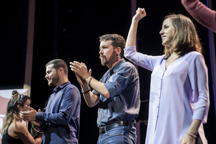 Archivo - (I-D)El presidente del partdo brasileño Socialismo y Libertad, Juliano Medeiros; el exlíder de Podemos, Pablo Iglesias; y la ministra de Derechos Sociales, Ione Belarra, en el acto de de la 'Uni de otoño', a 6 de noviembre de 2022, en Madrid (