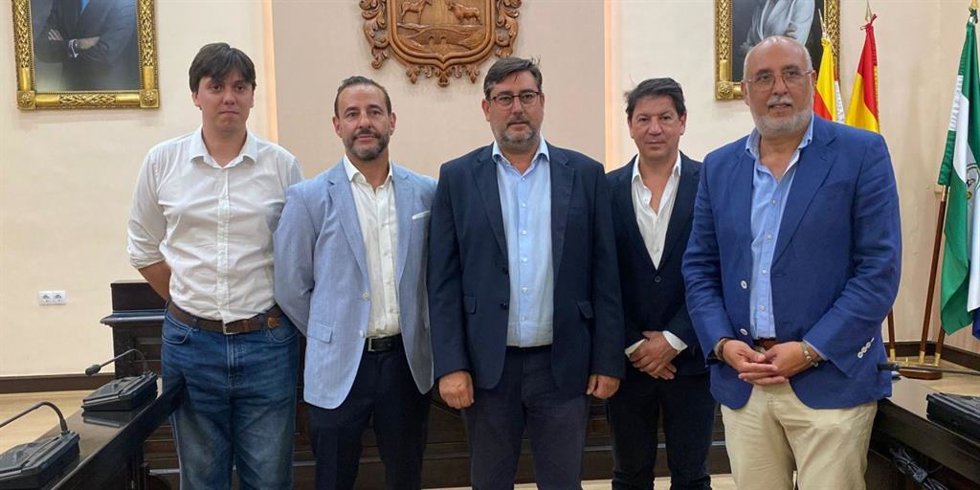 El alcalde de Utrera, José María Villalobos, en el centro de la imagen y tras la firma del convenio con la empresa Saisa 2020 para la construcción de un nuevo tanatorio junto al cementerio municipal.
