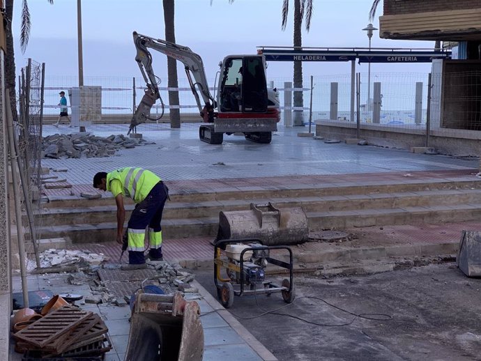Obras en el Paseo Marítimo junto a la calle Sabinal en Almería