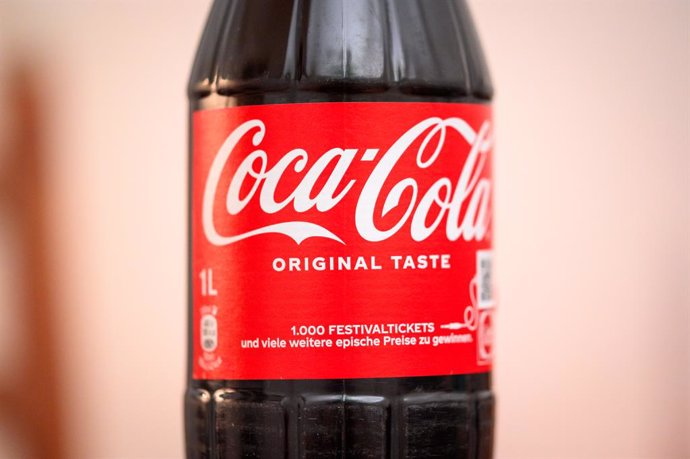 Archivo - FILED - 24 September 2022, Hamburg: A bottle of Coca Cola stands on a table. US beverage giant The Coca-Cola Company saw its profits increase by 12\% year-on-year during the first quarter, exceeding estimates, the company reported on Monday. P