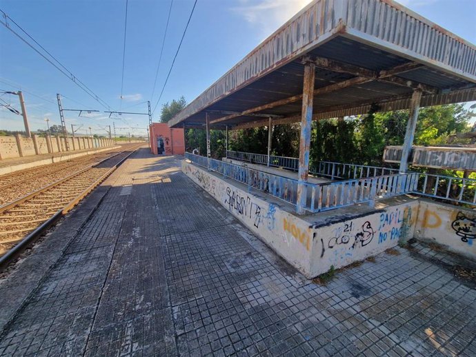 Estado actual en que se encuentra la antigua parada de tren de Almodóvar del Río (Córdoba), que dejó de estar operativa en 1995.
