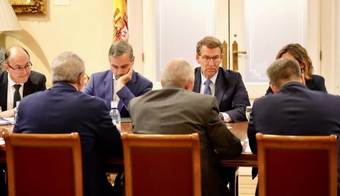 El líder del PP, Alberto Núñez Feijóo, se reúne en el Senado con el presidente de Cooperativas Agroalimentarias, Angel Villafranca en una reunión en el Senado, donde también han estado presentes otros responsables de la organización.
