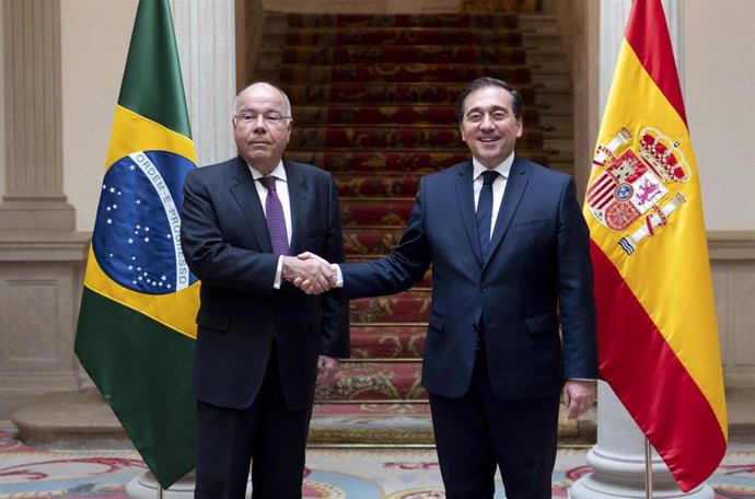 El ministro de Asuntos Exteriores, Unión Europea y Cooperación, José Manuel Albares (d), mantiene un encuentro con el ministro de Relaciones Exteriores brasileño, Mauro Vieira (i), en el Palacio de Viana