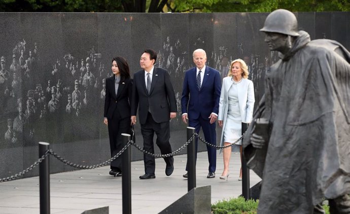 Los presidentes de Corea del Sur, Yoon Suk Yeol, y de Estados Unidos, Joe Biden, junto a las primeras damas en Washington.