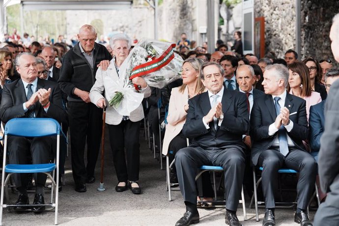 Ofrenda floral en homenaje a las víctimas del bombardeo de Gernika, en su 86 aniversario.