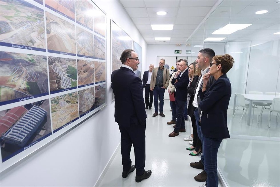 El presidente de Ríos Renovables, Aldalberto Ríos junto a la presidenta de Navarra, María Chivite, y personal directivo