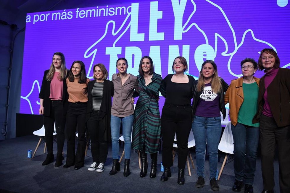 Archivo - La ministra de Derechos Sociales, Ione Belarra (2i), la ministra de Igualdad, Irene Montero (4i), la secretaria de Estado de Igualdad, Ángela Rodríguez 'Pam' (4d), y la coportavoz de Podemos, Alejandra Jacinto, participan en el encuentro femin