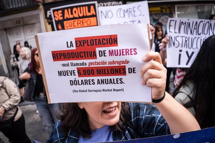 Varias mujeres se manifiestan bajo el lema Las mujeres no se alquilan, los bebés no se compran, frente al Ministerio de Justicia, a 22 de abril de 2023, en Madrid (España). Esta concentración está convocada por las plataformas Espacio Feminisita Radic