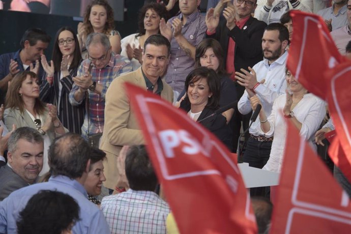 Archivo - Pedro Sánchez y Concha Andreu en un acto del PSOE en Logroño