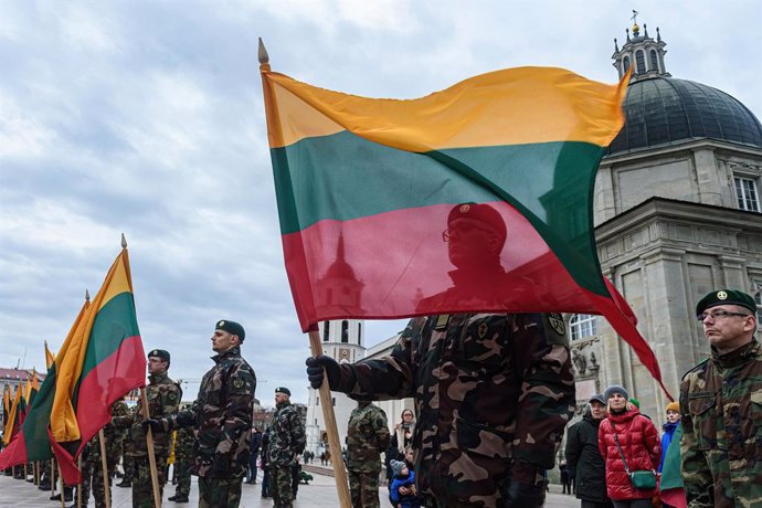 Archivo - January 1, 2023, Vilnius, Lithuania: Lithuanian servicemen stand in the guard of honor while holding Lithuania flags during the solemn ceremony in honor of the National Flag Day on the Cathedral Square in Vilnius. Every year on January 1st, Li