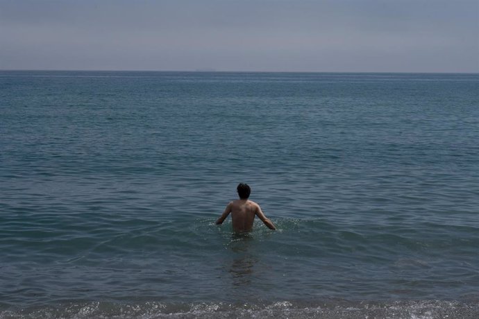Un baño en la playa de la Barceloneta esta semana