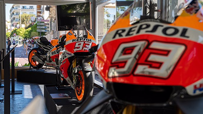 Detalle de las motos de Marc Márquez, expuestas en el set Garage 93 en Jerez de la Frontera (Cádiz)