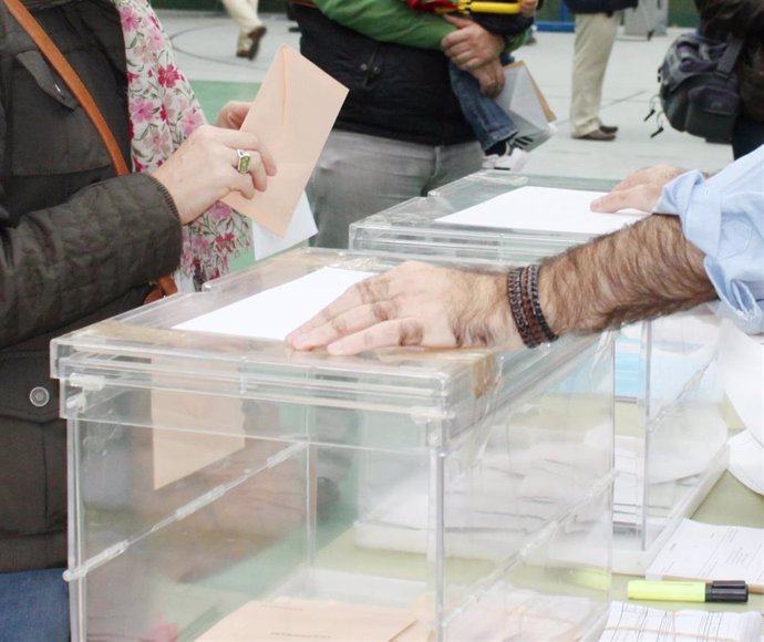 Archivo - Una señora castellanomanchega deposita su voto
