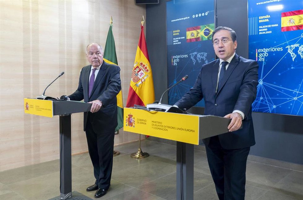 El ministro de Asuntos Exteriores, Unión Europea y Cooperación, José Manuel Albares (d), y el ministro de Relaciones Exteriores brasileño, Mauro Vieira (i)