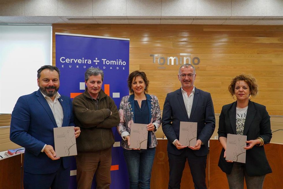 El alcalde de Gondomar, Paco Ferreira; el investigador Antonio Soliño; la alcaldesa de Tomiño, Sandra González; el alcalde de Vilanova de Cerveira, Rui Teixeira; y la concejal de Turismo de Redondela, María Castro.