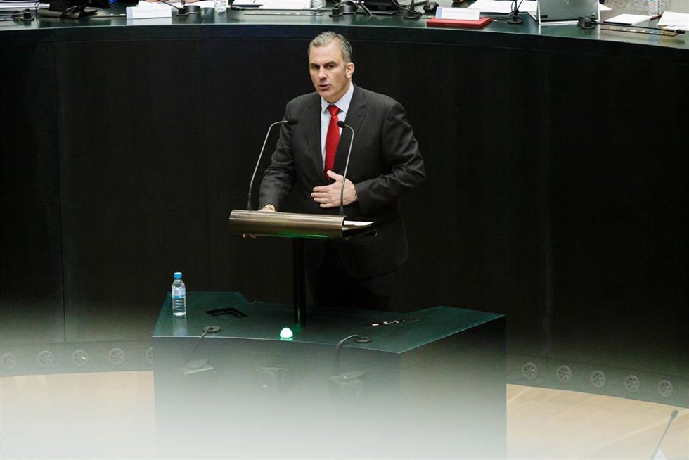 El candidato de Vox a la Alcaldía de Madrid, Javier Ortega Smith, interviene durante una sesión plenaria en el Ayuntamiento de Madrid, a 25 de abril de 2023, en Madrid (España). El Ayuntamiento de Madrid celebra el último pleno ordinario del actual man