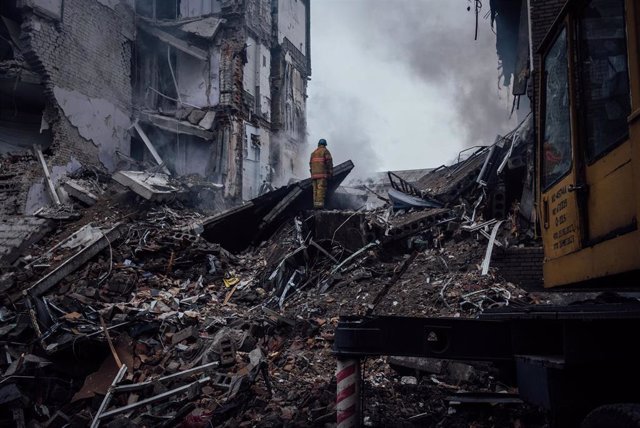 Archivo - Un bombero sobre los escombros de un edificio destruido tras un bombardeo ruso sobre Zaporiyia.