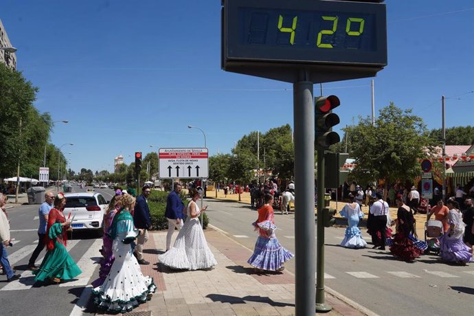 Un termómetro al lado del recinto de la Feria de Abril de Sevilla marca 42 grados en el día más caluroso en un mes de abril desde 1997.