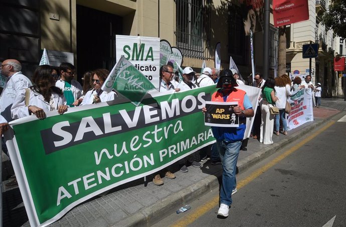 Imagen de este miércoles de la concentración en Málaga de los médicos de Atención Primaria, convocados a la huelga por el Sindicato Médico de Andalucía.