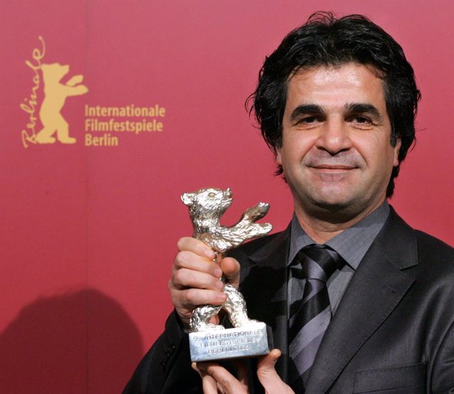 Archivo - El director de cine iraní Jafar Panahi tras ganar el Oso de Oro en la Berlinale de 2015.