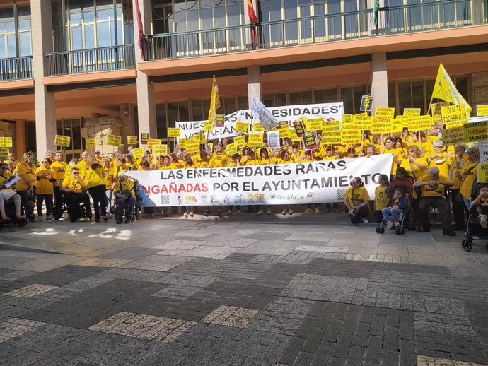Más de 200 personas reclaman al Ayuntamiento de Córdoba apoyo a las enfermedades raras.