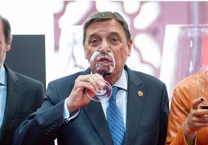 Archivo - El ministro de Agricultura, Pesca y Alimentación, Luis Planas, bebe vino tinto en la inauguración de la 35 edición del Salón Gourmets en Ifema Madrid, a 25 de abril de 2022, en Madrid (España).