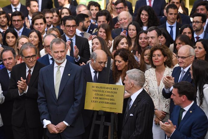 El ministro de Universidades, Joan Subirats (i), y el Rey de España, Felipe VI (2i), durante el acto conmemorativo del 75 Aniversario del Colegio César Carlos, a 26 de abril de 2023, en Madrid (España). 