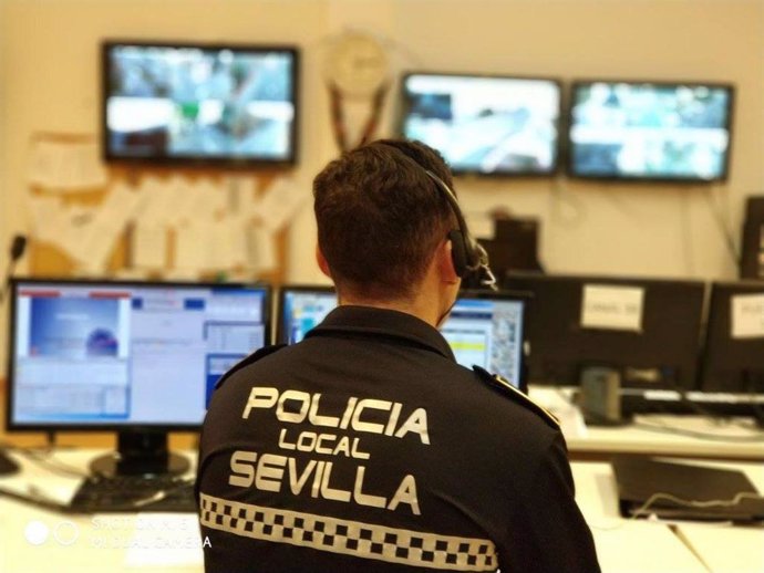 Archivo - Imagen de archivo de un agente de la Policía Local de Sevilla.