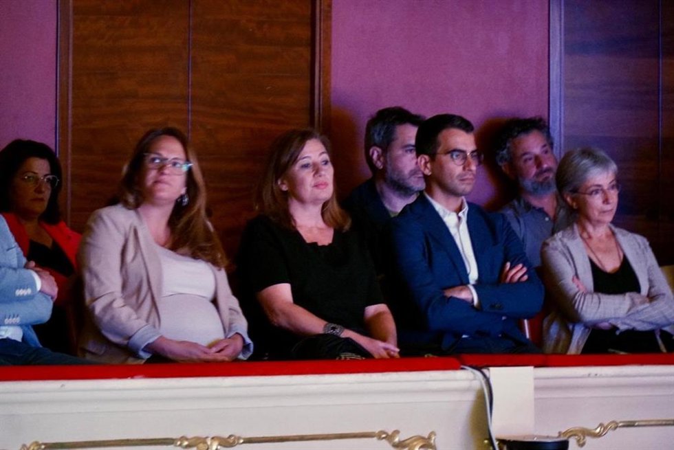 Archivo - La presidenta del Govern, Francina Armengol; el conseller de Fondos Europeos, Universidad y Cultura, Miquel Company, y la presidenta del Consell Insular de Menorca, Susana Mora, en el concierto conmemorativo del 40 aniversario del Estatut d'Au