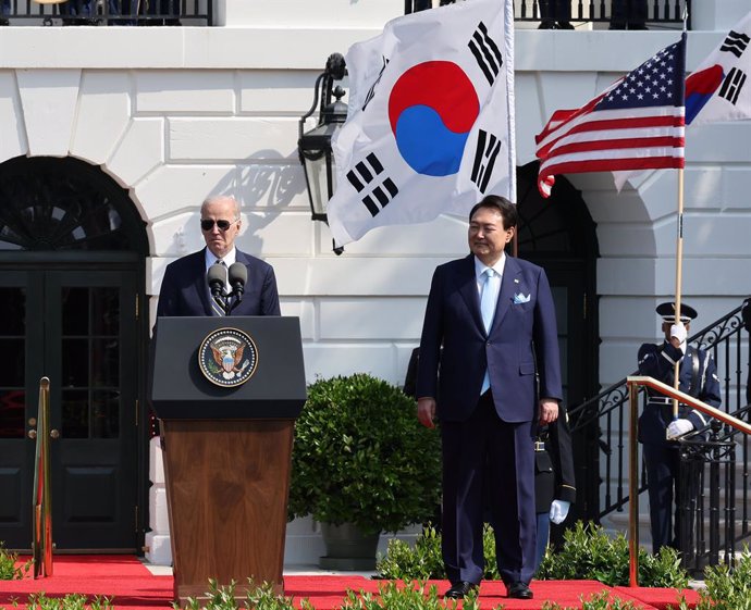26 April 2023, US, Washington: South Korean President Yoon Suk Yeol (R) and US President Joe Biden speak to media during an official welcoming ceremony ahead of their meeting at the White House in Washington. Photo: -/YNA/dpa