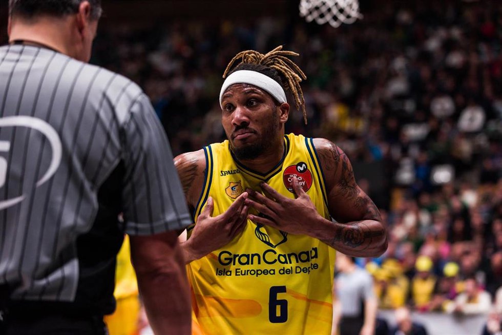 Archivo - Andrew Albicy of Gran Canaria gestures during the ACB Copa del Rey Badalona '23 Quarter Finals match between Lenovo Tenerife and Gran Canaria at Palau Olimpic de Badalona on February 17, 2023 in Badalona, Barcelona, Spain.