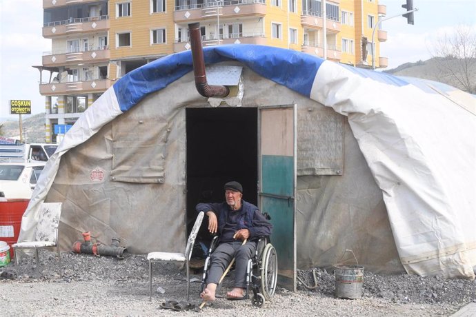 Un hombre en una silla de ruedas en Nurdagi, en el distrito de Gaziantep, en Turquía