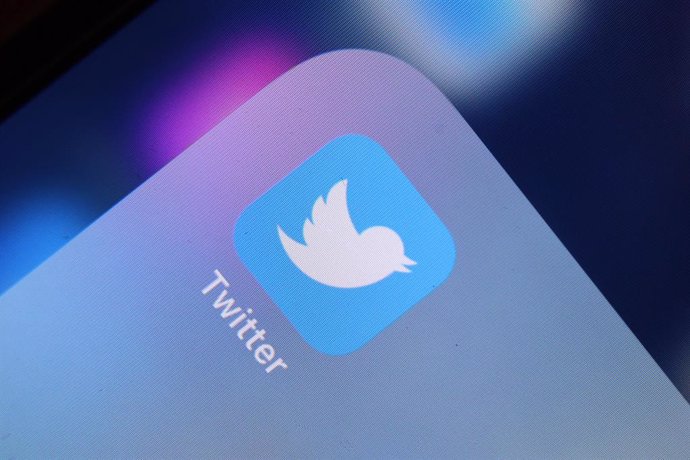 Archivo - FILED - 26 April 2022, Bavaria, Kempten: The logo of the news platform Twitter can be seen on the display of an iPhone. Photo: Karl-Josef Hildenbrand/dpa